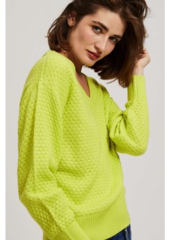 Sweter z dekoltem w serek limonkowy ze sklepu Moodo.pl w kategorii Swetry damskie - zdjęcie 162354659