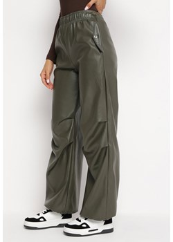 Ciemnozielone Szerokie Spodnie z Imitacji Skóry z Gumką w Pasie Lundria ze sklepu Born2be Odzież w kategorii Spodnie damskie - zdjęcie 162356446
