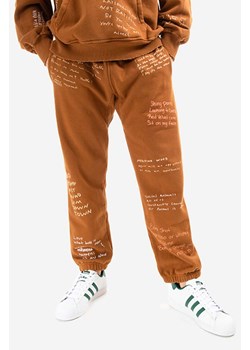 PLEASURES spodnie dresowe Remote kolor brązowy wzorzyste P21W026-BLACK P21W026-BROWN ze sklepu PRM w kategorii Spodnie męskie - zdjęcie 162380588