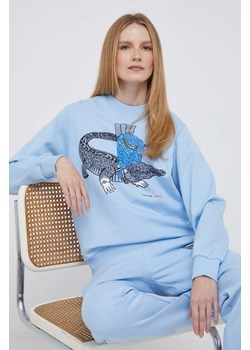 Lacoste bluza bawełniana x Netflix damska kolor niebieski z nadrukiem SF7564-70V ze sklepu PRM w kategorii Bluzy damskie - zdjęcie 162380685