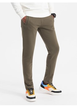 Spodnie męskie dresowe - ciemnooliwkowe V14 P866 ze sklepu ombre w kategorii Spodnie męskie - zdjęcie 162382139