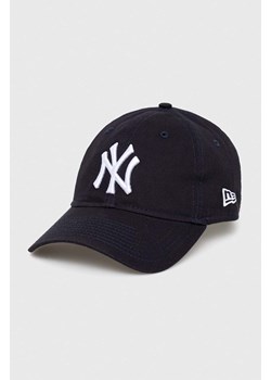 New Era czapka z daszkiem bawełniana kolor granatowy z aplikacją NEW YORK YANKEES ze sklepu PRM w kategorii Czapki z daszkiem damskie - zdjęcie 162390687