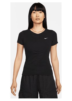 Damska prążkowana koszulka z krótkim rękawem o skróconym kroju w nowoczesnym stylu Nike Sportswear Essentials - Czerń ze sklepu Nike poland w kategorii Bluzki damskie - zdjęcie 162395217