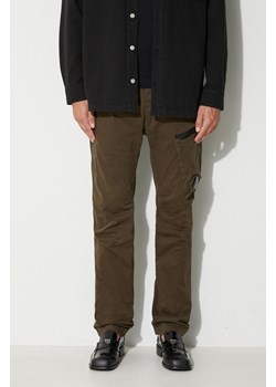 C.P. Company spodnie STRETCH SATEEN REGULAR PANTS męskie kolor zielony w fasonie cargo 15CMPA111A005529G ze sklepu PRM w kategorii Spodnie męskie - zdjęcie 162411405