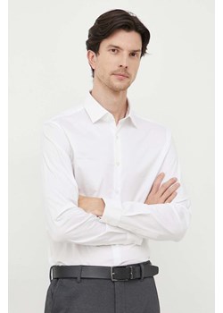 Calvin Klein koszula męska kolor biały slim z kołnierzykiem klasycznym ze sklepu ANSWEAR.com w kategorii Koszule męskie - zdjęcie 162415687
