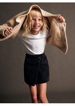 Reserved - Jeansowa spódnica z zakładką - czarny ze sklepu Reserved w kategorii Spódnice dziewczęce - zdjęcie 162422147