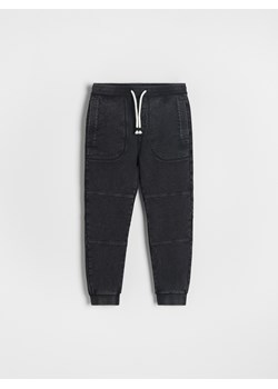 Reserved - Dresowe spodnie z efektem sprania - czarny ze sklepu Reserved w kategorii Spodnie chłopięce - zdjęcie 162425067