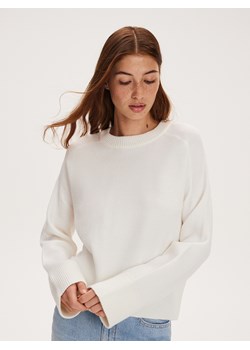 Reserved - Gładki sweter - złamana biel ze sklepu Reserved w kategorii Swetry damskie - zdjęcie 162425565
