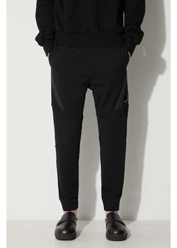 C.P. Company spodnie dresowe bawełniane DIAGONAL RAISED FLEECE ZIPPED TRACK PANTS kolor czarny gładkie 15CMSP084A005086W ze sklepu PRM w kategorii Spodnie męskie - zdjęcie 162501527