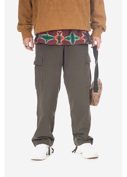 Carhartt WIP spodnie dresowe bawełniane Wade Sweat Pant kolor zielony szerokie I030922-CYPRESS ze sklepu PRM w kategorii Spodnie męskie - zdjęcie 162522465