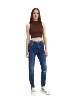 Cropp - Ciemnoniebieskie jeansy skinny z postrzępieniem - granatowy ze sklepu Cropp w kategorii Jeansy damskie - zdjęcie 162523349