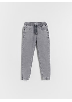 Reserved - Elastyczne jeansy jogger - jasnoszary ze sklepu Reserved w kategorii Spodnie chłopięce - zdjęcie 162525268