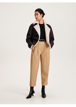 Reserved - Spodnie cygaretki z paskiem - beżowy ze sklepu Reserved w kategorii Spodnie damskie - zdjęcie 162525675
