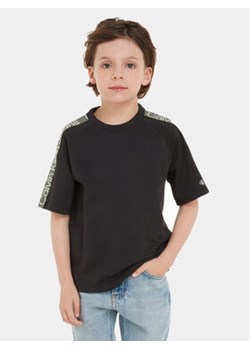 Calvin Klein Jeans T-Shirt Tape IB0IB01877 Czarny Regular Fit ze sklepu MODIVO w kategorii T-shirty chłopięce - zdjęcie 162535636