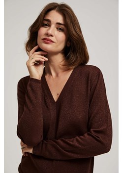 Sweter z metaliczną nitką i dekoltem w serek brązowy ze sklepu Moodo.pl w kategorii Swetry damskie - zdjęcie 162543625