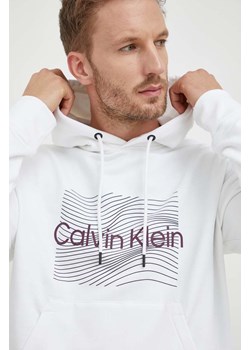 Calvin Klein bluza bawełniana męska kolor biały z kapturem z nadrukiem ze sklepu ANSWEAR.com w kategorii Bluzy męskie - zdjęcie 162556087