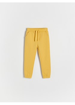Reserved - Dresowe spodnie jogger - musztardowy ze sklepu Reserved w kategorii Spodnie i półśpiochy - zdjęcie 162627699