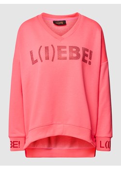 Bluza z obszyciem ozdobnymi kamieniami model ‘L(I)EBE!’ ze sklepu Peek&Cloppenburg  w kategorii Bluzy damskie - zdjęcie 162694436