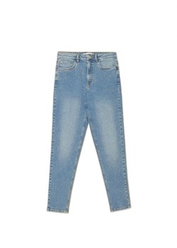 Cropp - Niebieskie jeansy mom slim - niebieski ze sklepu Cropp w kategorii Jeansy damskie - zdjęcie 162718037