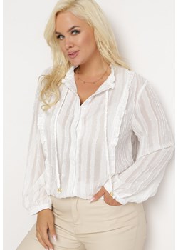 Biała Koszula z Tkaniny Plumeti Ozdobiona Falbanką Selimina ze sklepu Born2be Odzież w kategorii Koszule damskie - zdjęcie 162725626