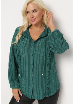 Zielona Koszula z Tkaniny Plumeti Ozdobiona Falbanką Selimina ze sklepu Born2be Odzież w kategorii Koszule damskie - zdjęcie 162725638