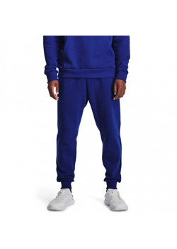 Męskie spodnie dresowe Under Armour UA Rival Fleece Joggers - niebieskie ze sklepu Sportstylestory.com w kategorii Spodnie męskie - zdjęcie 162733659