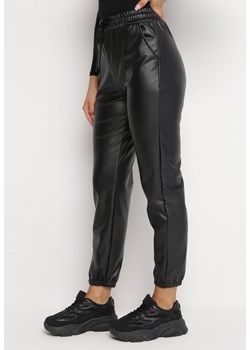 Czarne Ocieplone Spodnie Joggery z Imitacji Skóry z Gumką w Talii Firna ze sklepu Born2be Odzież w kategorii Spodnie damskie - zdjęcie 162741787