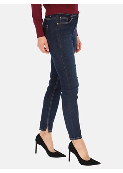 Ciemnoniebieskie spodnie jeansowe rurki z rozcięciami Red Button Sofie ze sklepu Eye For Fashion w kategorii Jeansy damskie - zdjęcie 162746009