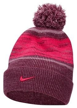Wywijana czapka Nike Peak - Czerwony ze sklepu Nike poland w kategorii Czapki zimowe męskie - zdjęcie 162784226