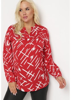 Czerwona Bluzka w Minimalistyczny Wzór z Guzikami Ainame ze sklepu Born2be Odzież w kategorii Bluzki damskie - zdjęcie 162790639