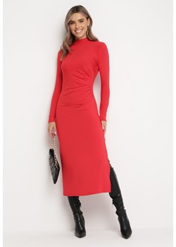 Czerwona Taliowana Sukienka Midi z Półgolfem i Marszczeniem Abigiana ze sklepu Born2be Odzież w kategorii Sukienki - zdjęcie 162852305