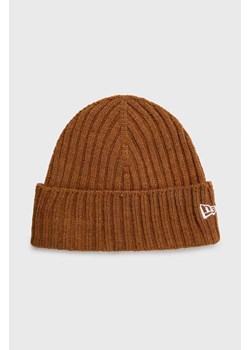 New Era czapka Cuff Beanie kolor brązowy z cienkiej dzianiny 60364240 ze sklepu PRM w kategorii Czapki zimowe damskie - zdjęcie 162867425