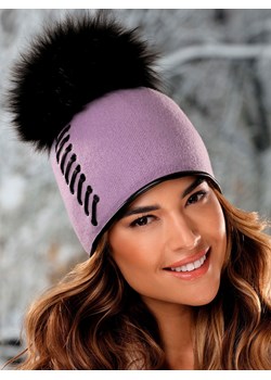 Lawendowa wełniana czapka z pomponem zdobiona taśmą L'AF Aszmi ze sklepu Eye For Fashion w kategorii Czapki zimowe damskie - zdjęcie 162901069