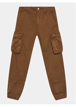 Guess Spodnie materiałowe L3BB02 WE1L0 Brązowy Regular Fit ze sklepu MODIVO w kategorii Spodnie chłopięce - zdjęcie 162908796