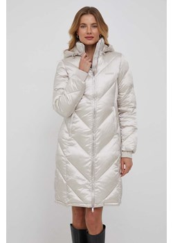 Calvin Klein kurtka damska kolor beżowy zimowa ze sklepu ANSWEAR.com w kategorii Kurtki damskie - zdjęcie 163365038