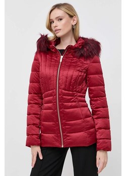 Marciano Guess kurtka damska kolor czerwony zimowa ze sklepu ANSWEAR.com w kategorii Kurtki damskie - zdjęcie 163371386