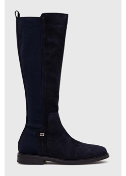 Tommy Hilfiger kozaki TOMMY ESSENTIALS LONGBOOT damskie kolor granatowy na płaskim obcasie FW0FW07476 ze sklepu ANSWEAR.com w kategorii Kozaki damskie - zdjęcie 163374019