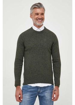 Barbour sweter wełniany męski kolor zielony ciepły ze sklepu ANSWEAR.com w kategorii Swetry męskie - zdjęcie 163379486