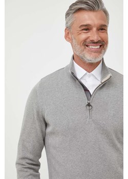 Barbour sweter bawełniany kolor szary z półgolfem ze sklepu ANSWEAR.com w kategorii Swetry męskie - zdjęcie 163379516
