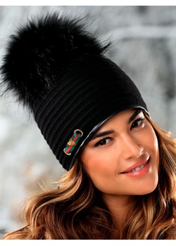 Czarna czapka w prążek z naturalnym pomponem  L'AF Mona ze sklepu Eye For Fashion w kategorii Czapki zimowe damskie - zdjęcie 163421618