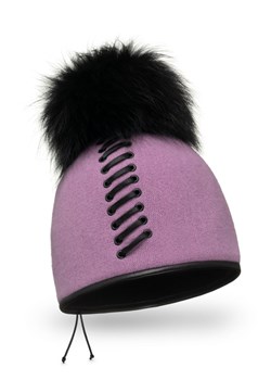 Fioletowa wełniana czapka z pomponem zdobiona taśmą L'AF Aszmi ze sklepu Eye For Fashion w kategorii Czapki zimowe damskie - zdjęcie 163421645