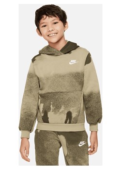 Bluza z kapturem dla dużych dzieci Nike Sportswear Club Fleece - Zieleń ze sklepu Nike poland w kategorii Bluzy chłopięce - zdjęcie 163460058