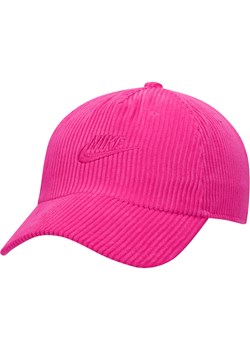 Sztruksowa czapka o nieusztywnianej konstrukcji Nike Club Cap - Różowy ze sklepu Nike poland w kategorii Czapki z daszkiem damskie - zdjęcie 163460059