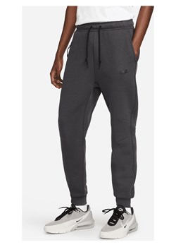 Joggery męskie Nike Sportswear Tech Fleece - Szary ze sklepu Nike poland w kategorii Spodnie męskie - zdjęcie 163460195