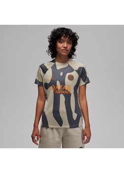 Damska przedmeczowa koszulka piłkarska Nike Dri-FIT Paris Saint-Germain Academy Pro (wersja trzecia) - Brązowy ze sklepu Nike poland w kategorii Bluzki damskie - zdjęcie 163460247