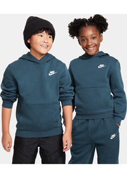 Bluza z kapturem dla dużych dzieci Nike Sportswear Club Fleece - Zieleń ze sklepu Nike poland w kategorii Bluzy chłopięce - zdjęcie 163460549
