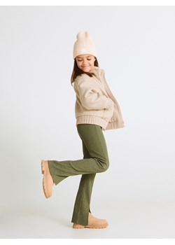 Reserved - Prążkowane spodnie z rozcięciami - oliwkowy ze sklepu Reserved w kategorii Spodnie dziewczęce - zdjęcie 163468948