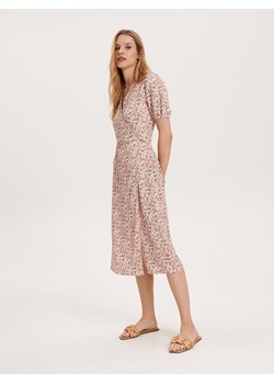 Reserved - Wzorzysta sukienka midi - kremowy ze sklepu Reserved w kategorii Sukienki - zdjęcie 163478107