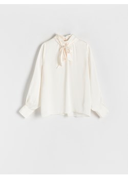 Reserved - Satynowa bluzka z wiązaniem - złamana biel ze sklepu Reserved w kategorii Bluzki damskie - zdjęcie 163485358