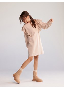 Reserved - Sukienka z ażurową falbaną - beżowy ze sklepu Reserved w kategorii Sukienki dziewczęce - zdjęcie 163485695